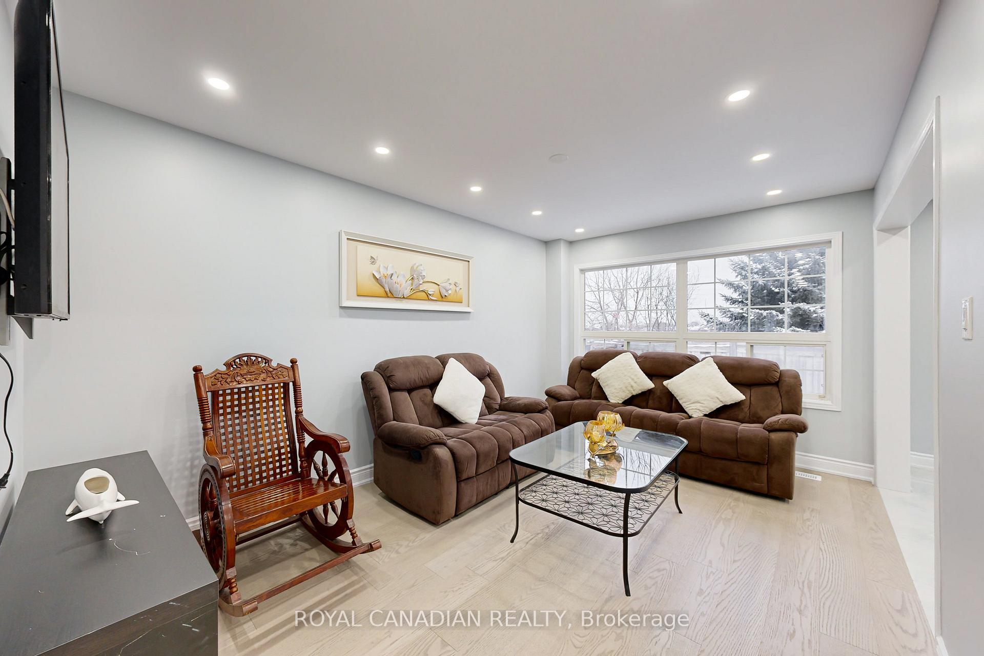 Photo 12 of 11 Revelstoke Place, Brampton, Sandringham-Wellington — HOMEH