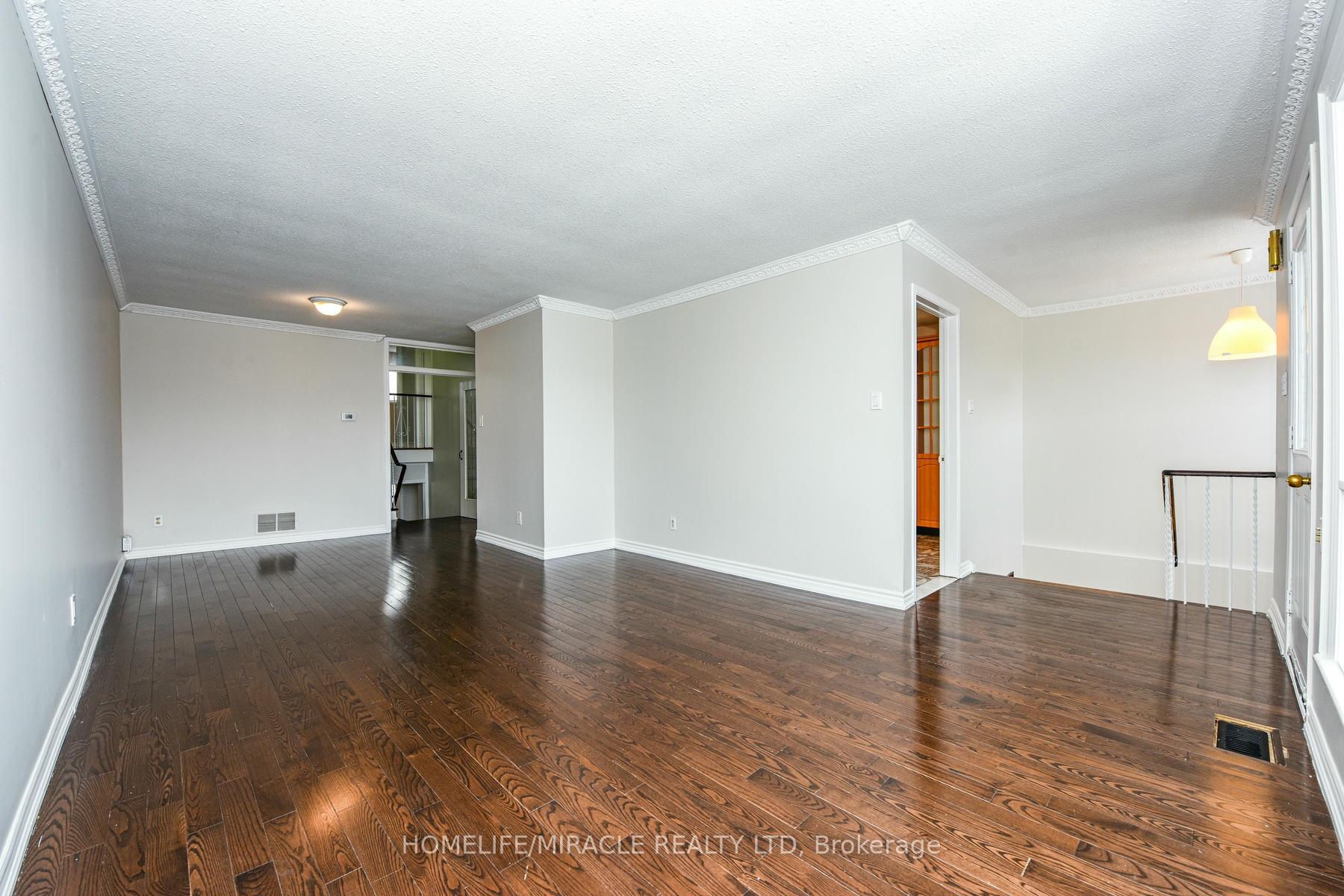 Photo 2 of 102 Jade Crescent, Brampton, Northgate — HOMEH
