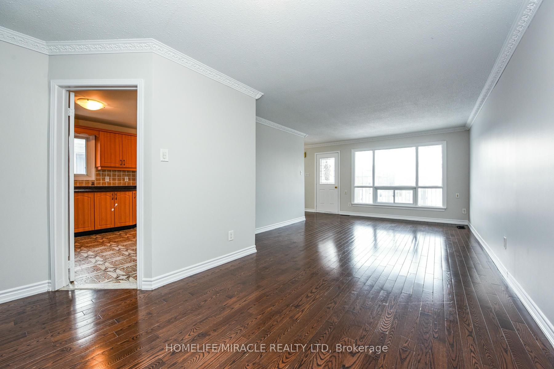 Photo 3 of 102 Jade Crescent, Brampton, Northgate — HOMEH