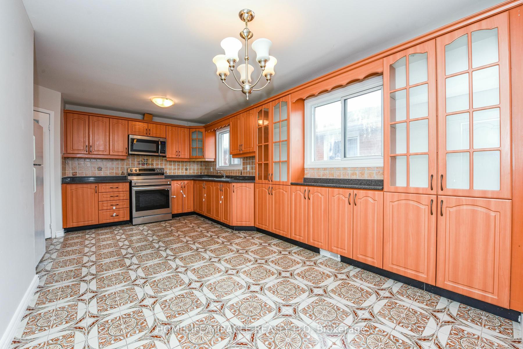 Photo 5 of 102 Jade Crescent, Brampton, Northgate — HOMEH