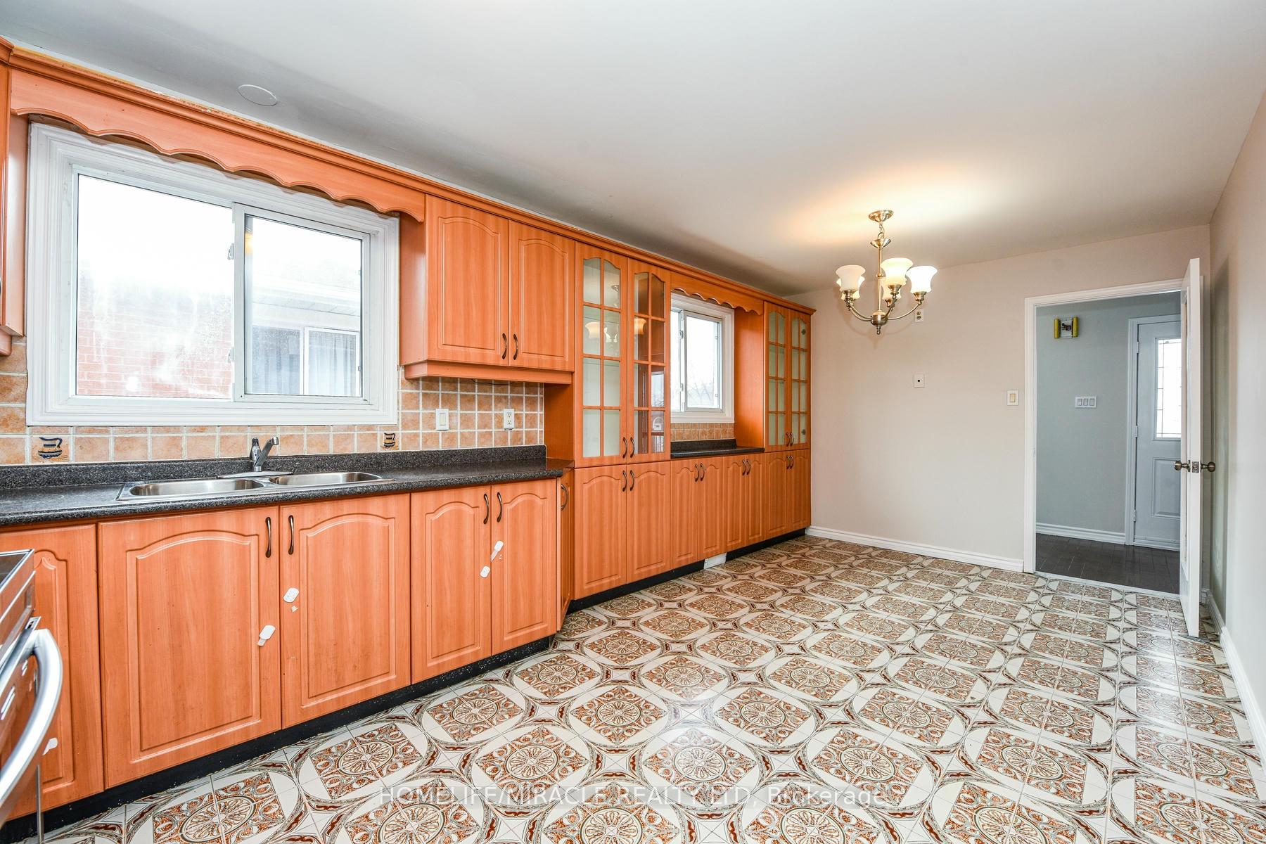 Photo 8 of 102 Jade Crescent, Brampton, Northgate — HOMEH