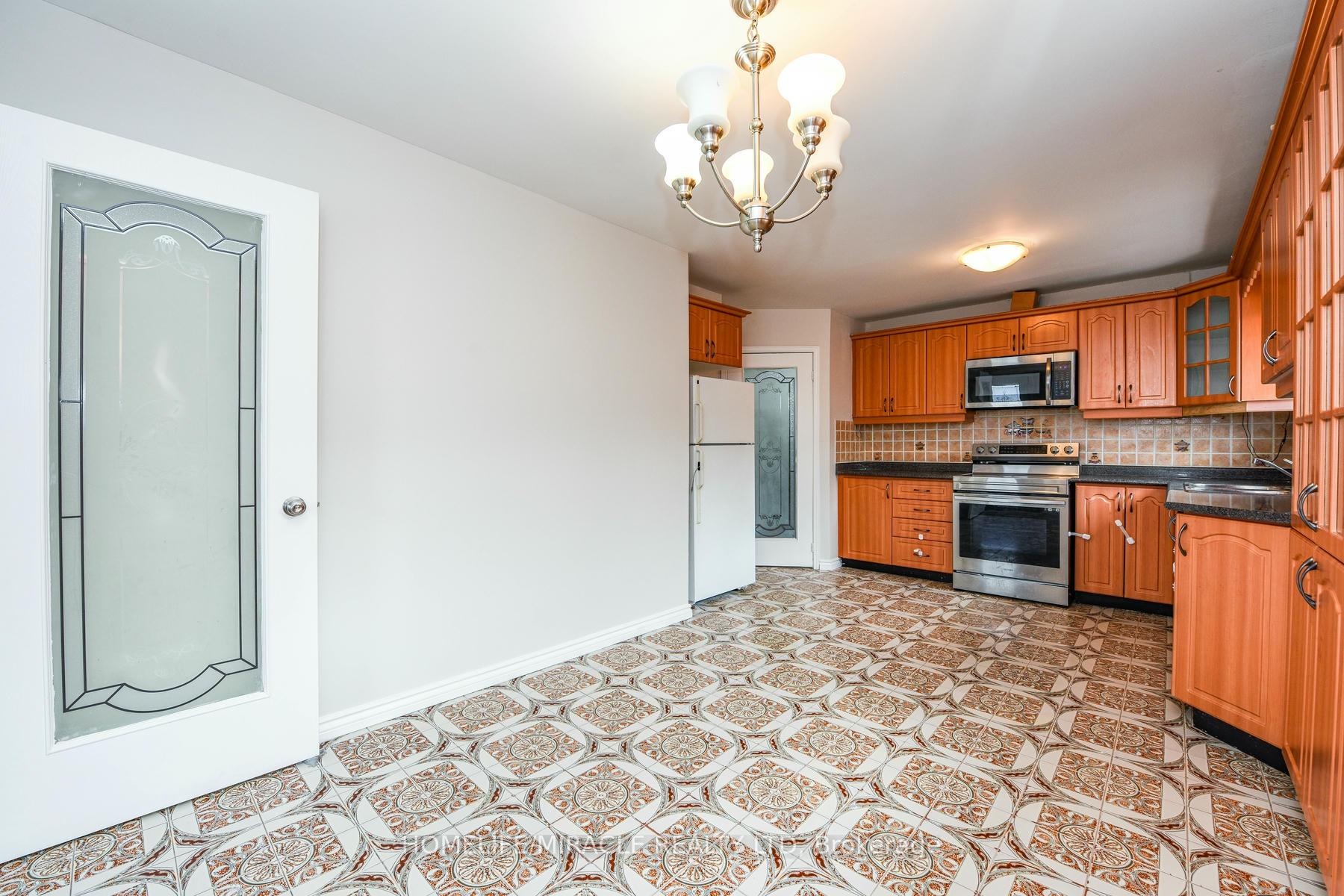 Photo 9 of 102 Jade Crescent, Brampton, Northgate — HOMEH