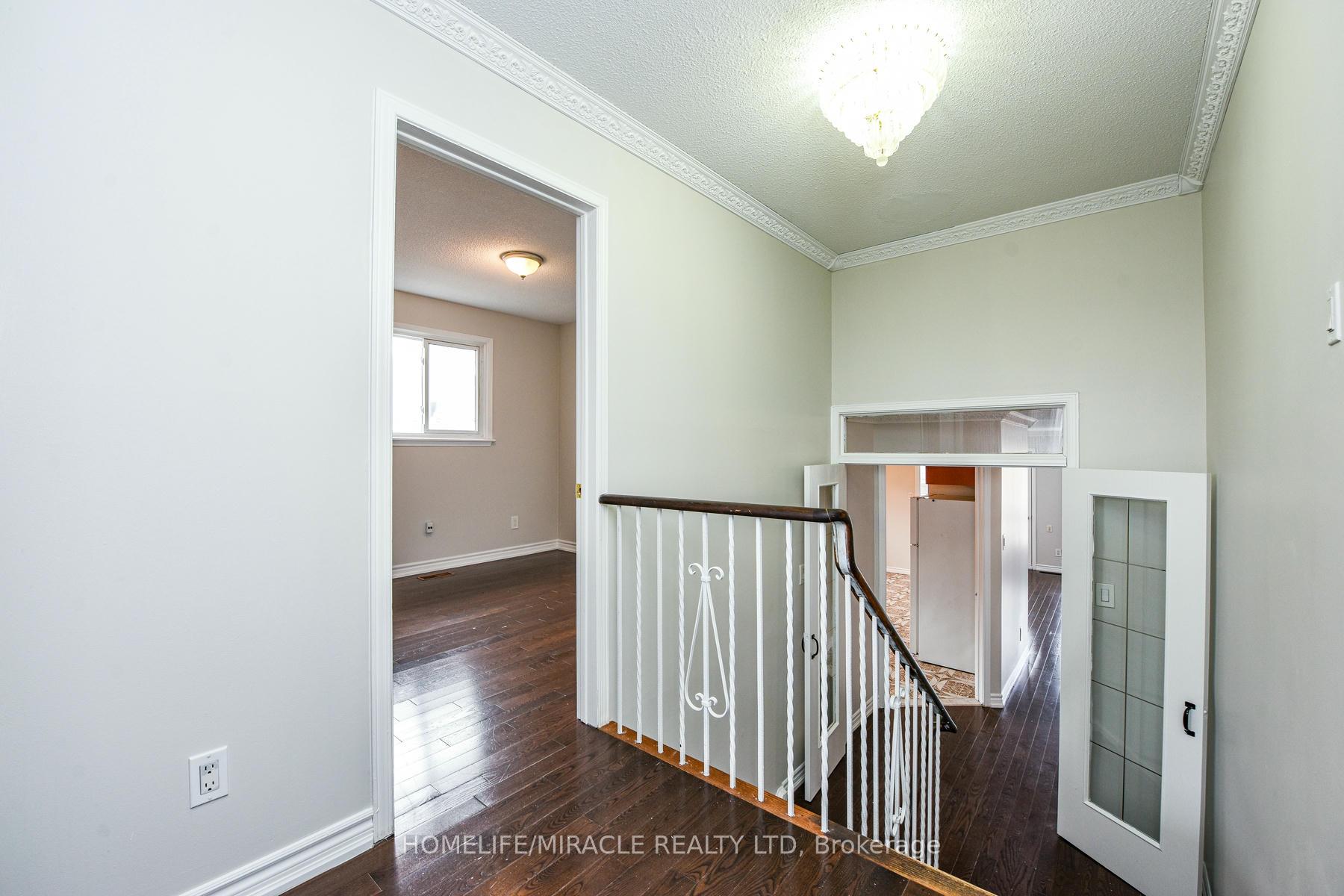 Photo 10 of 102 Jade Crescent, Brampton, Northgate — HOMEH