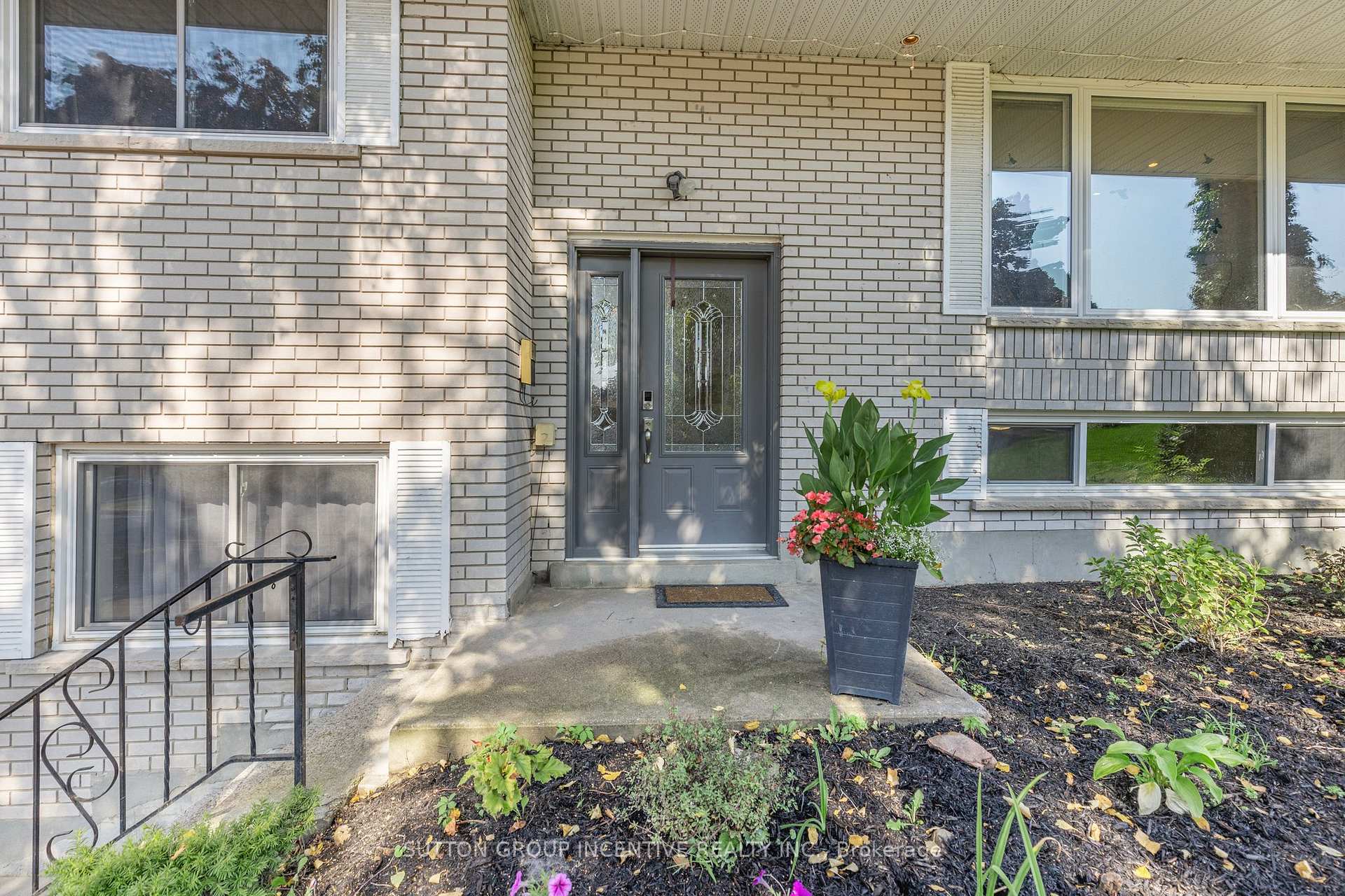 Photo 8 of 12 Roslyn Road, Barrie, Wellington — HOMEH