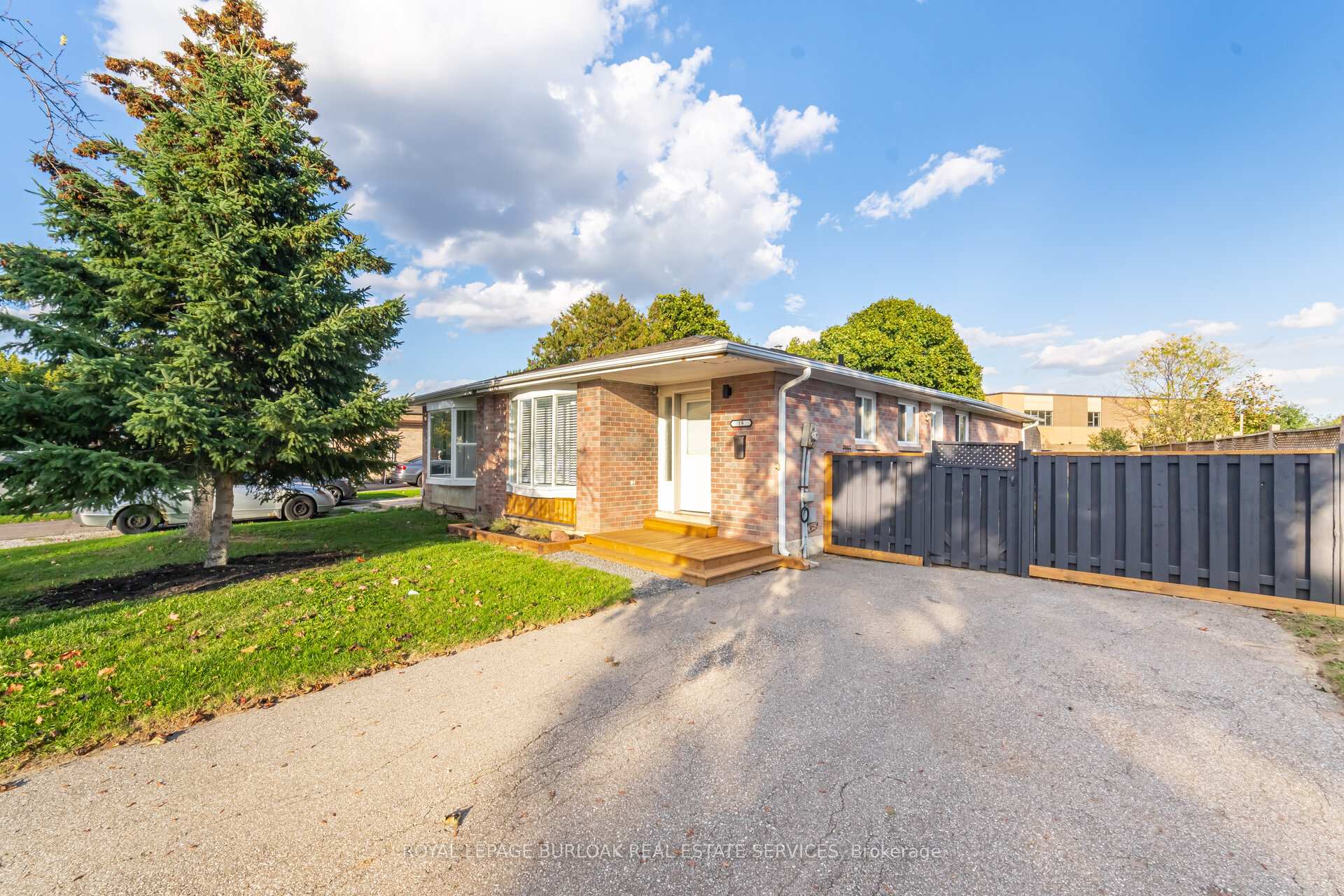 Photo 2 of 19 Juniper Crescent, Brampton, Northgate — HOMEH