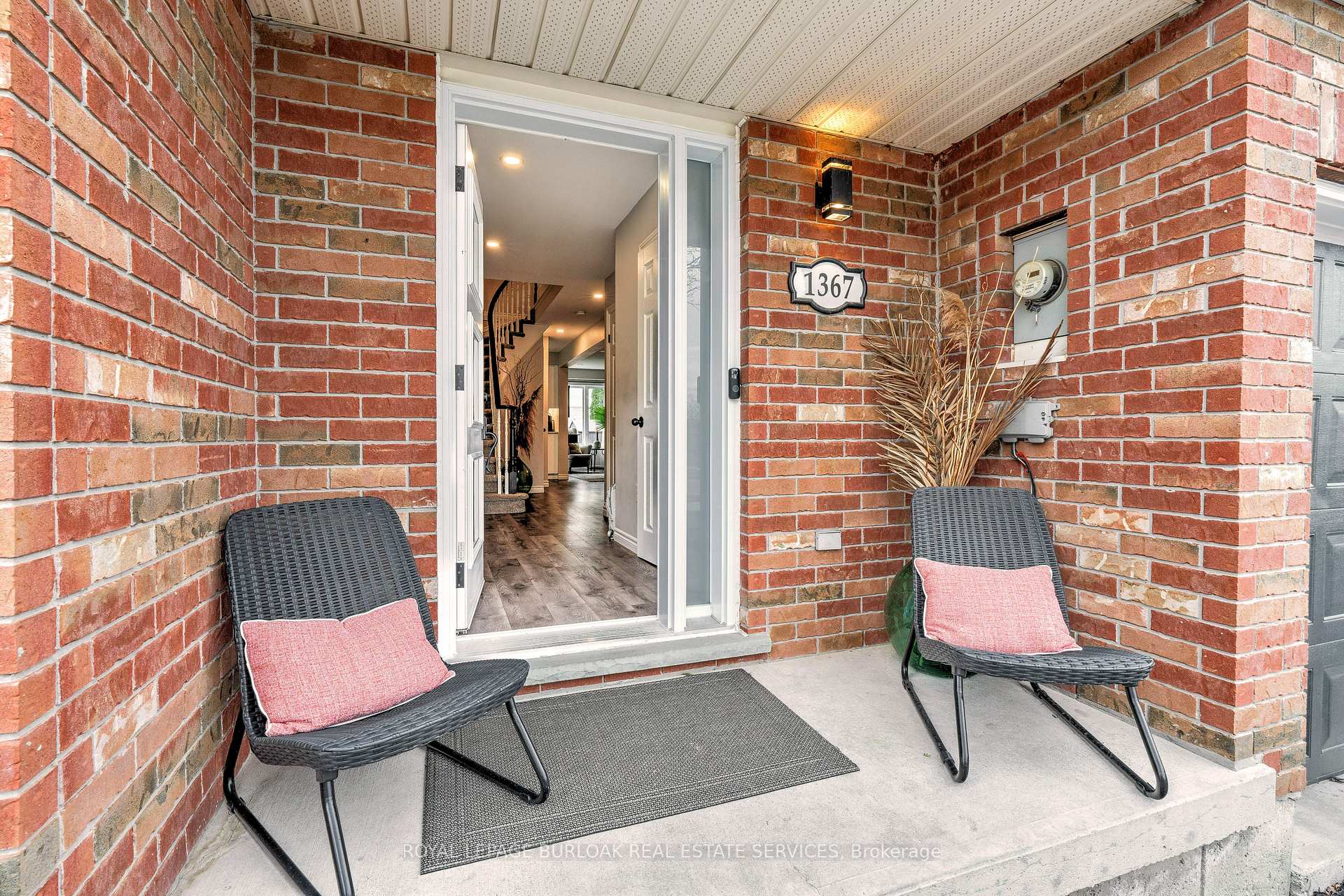 Photo 2 of 1367 Tobyn Drive, Burlington, Tansley — HOMEH