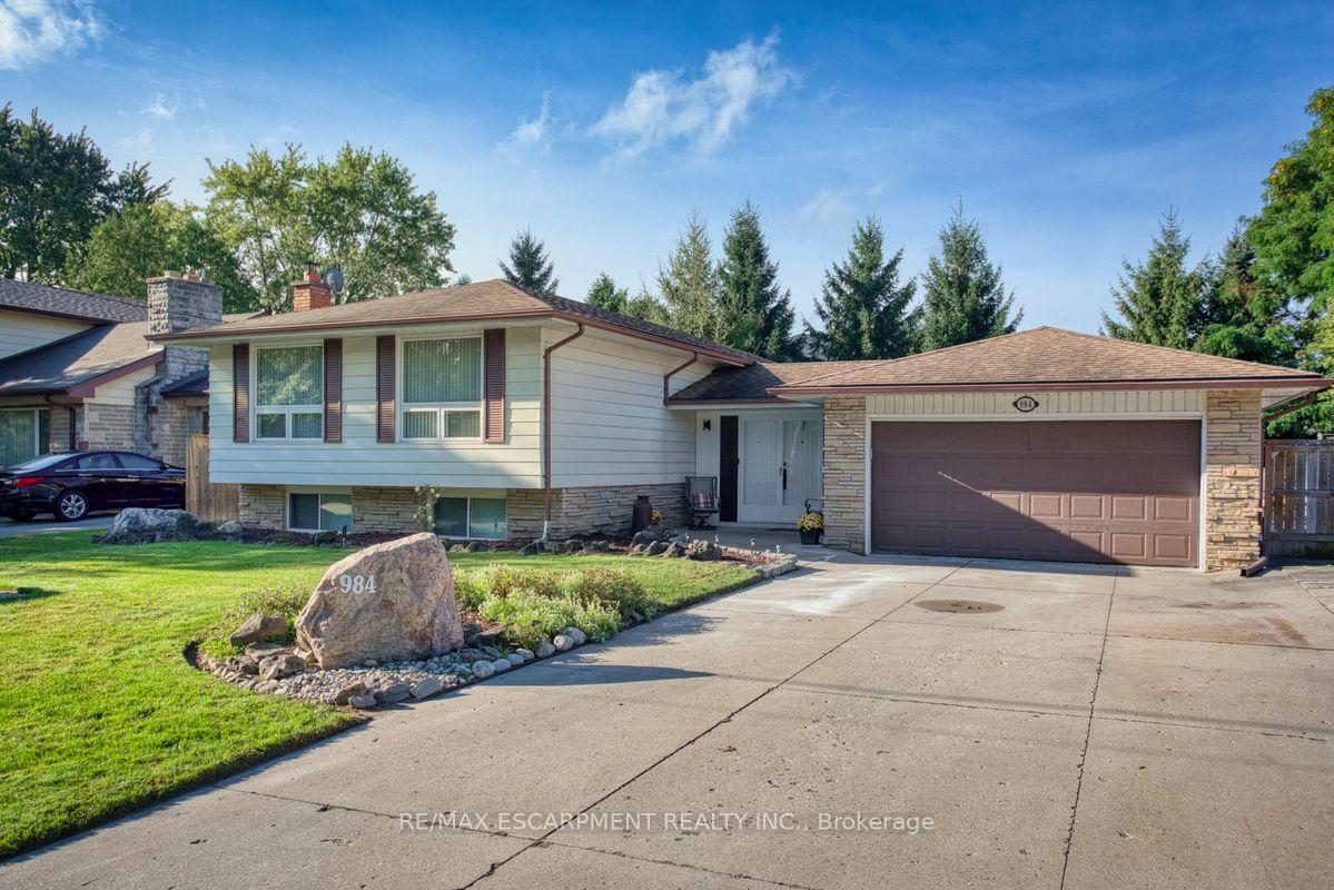 Photo 1 of 984 Easterbrook Avenue, Burlington, Bayview — HOMEH