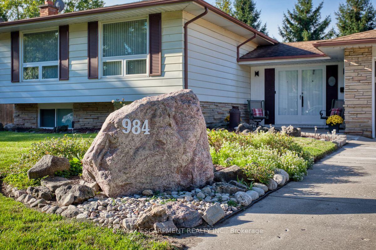 Photo 3 of 984 Easterbrook Avenue, Burlington, Bayview — HOMEH