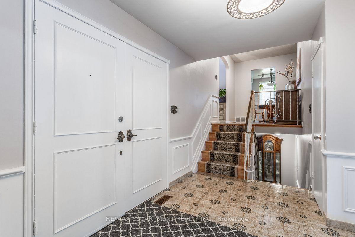 Photo 4 of 984 Easterbrook Avenue, Burlington, Bayview — HOMEH
