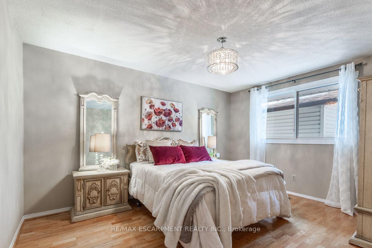 Photo 14 of 984 Easterbrook Avenue, Burlington, Bayview — HOMEH
