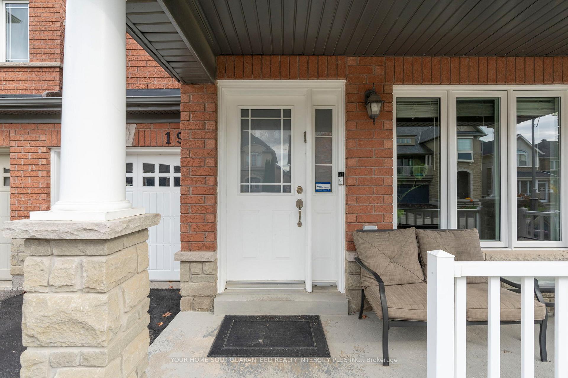 Photo 3 of 19 Vandervoort Drive, Richmond Hill, Jefferson — HOMEH