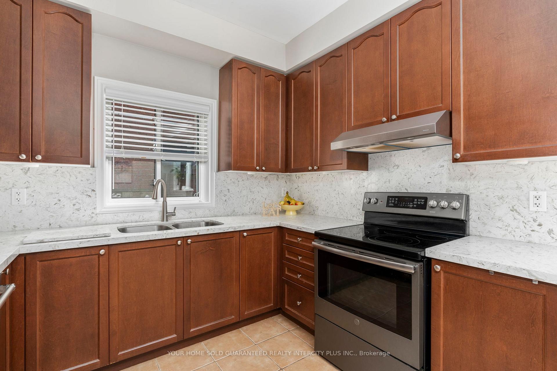 Photo 14 of 19 Vandervoort Drive, Richmond Hill, Jefferson — HOMEH