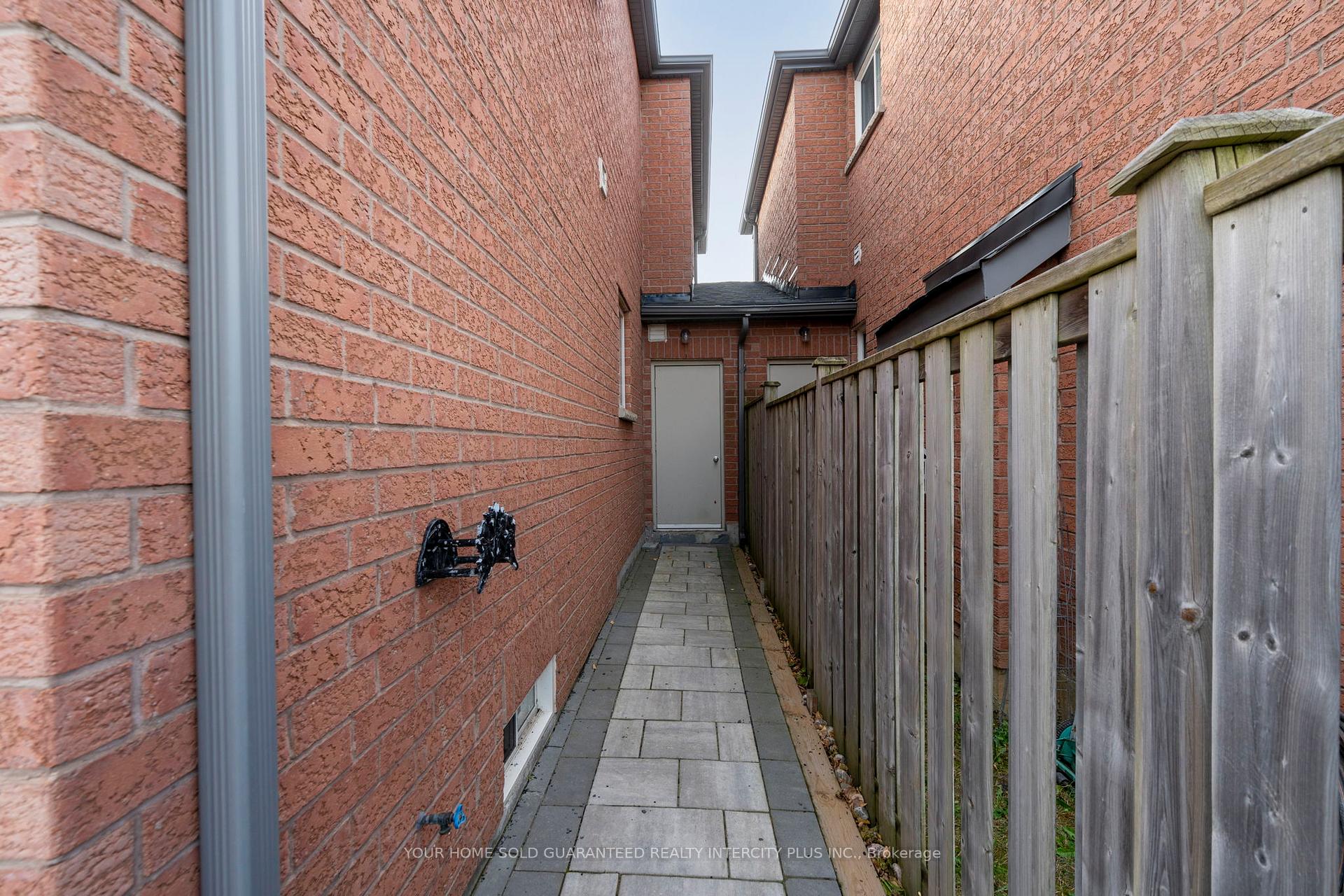 Photo 35 of 19 Vandervoort Drive, Richmond Hill, Jefferson — HOMEH