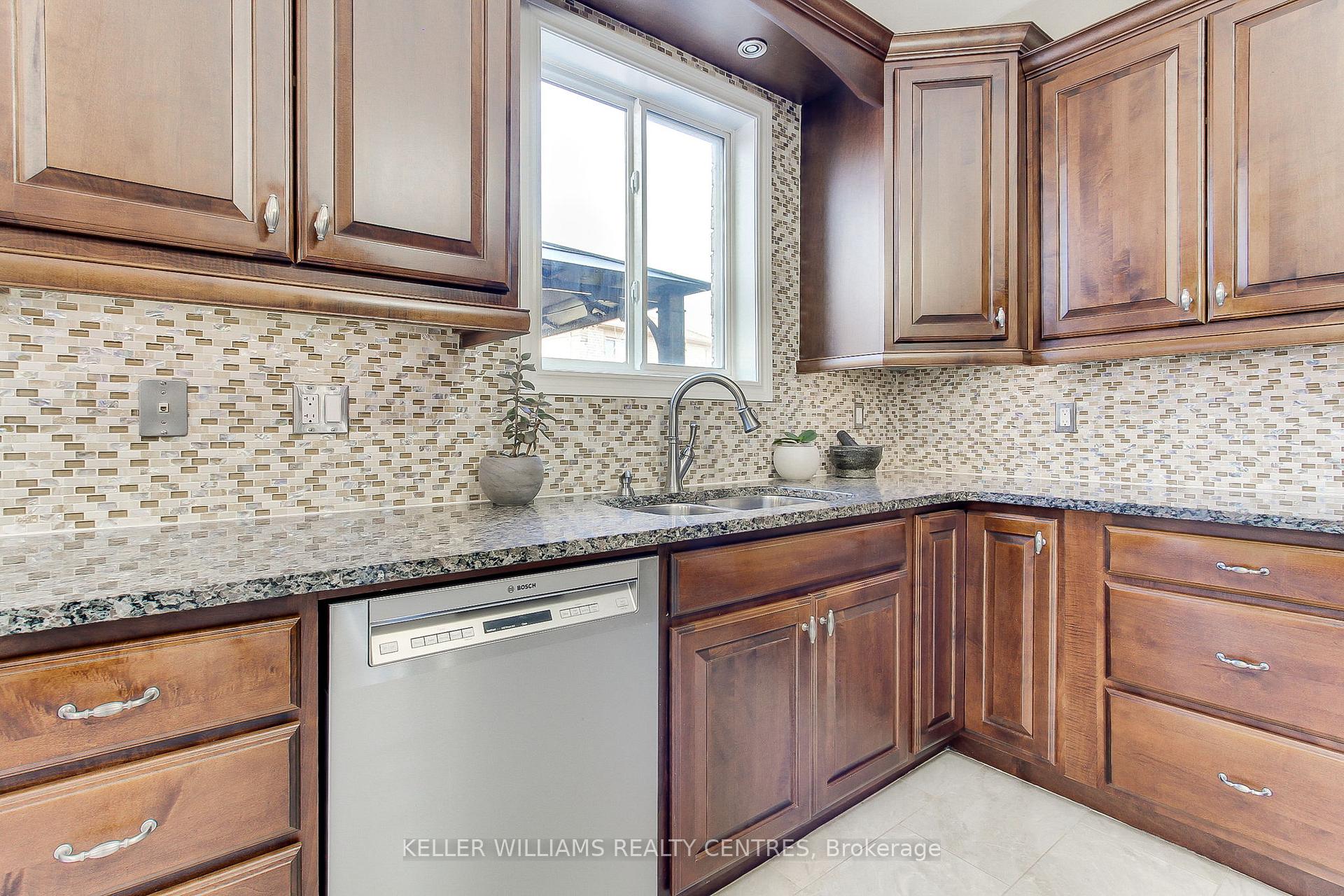 Photo 14 of 3 Shalom Way, Barrie, Painswick South — HOMEH