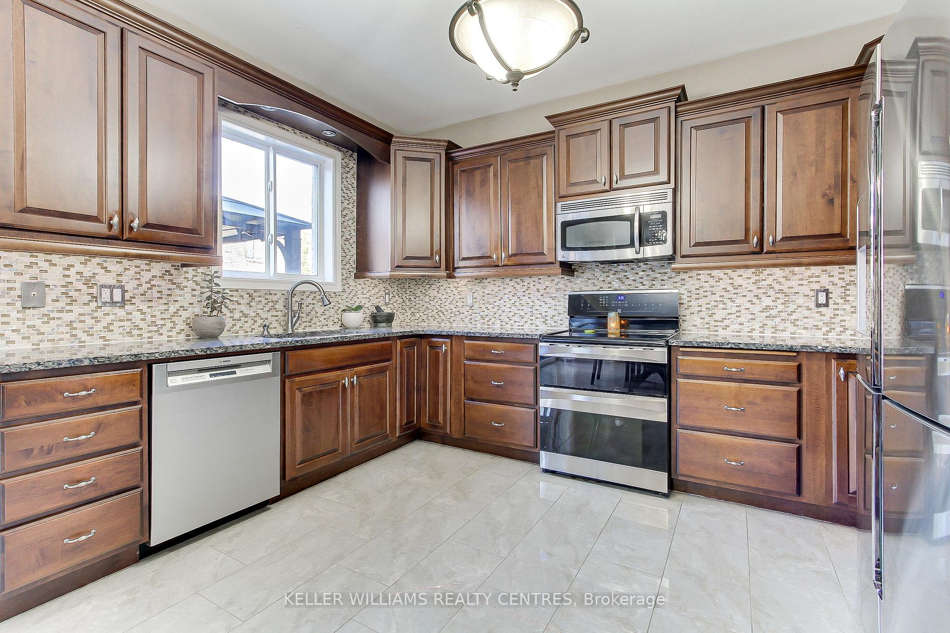 Photo 15 of 3 Shalom Way, Barrie, Painswick South — HOMEH