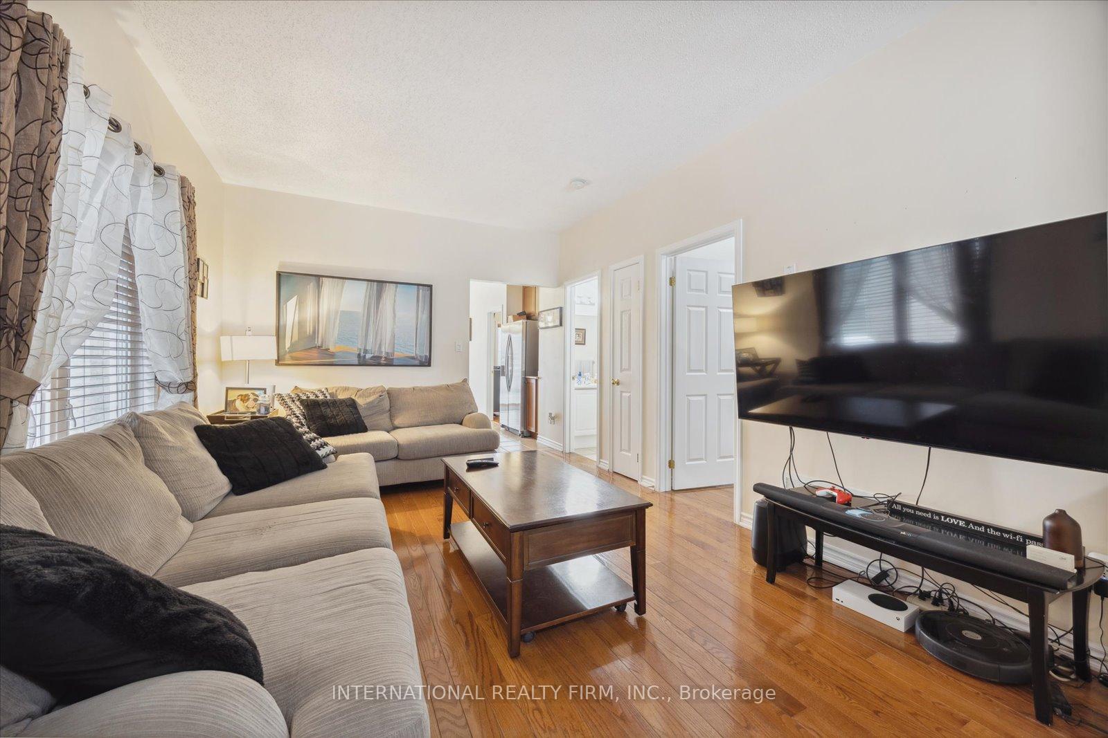 Photo 4 of 1306 Macinally Court, Oshawa, Pinecrest — HOMEH