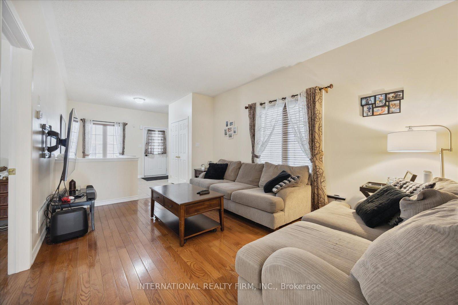 Photo 5 of 1306 Macinally Court, Oshawa, Pinecrest — HOMEH