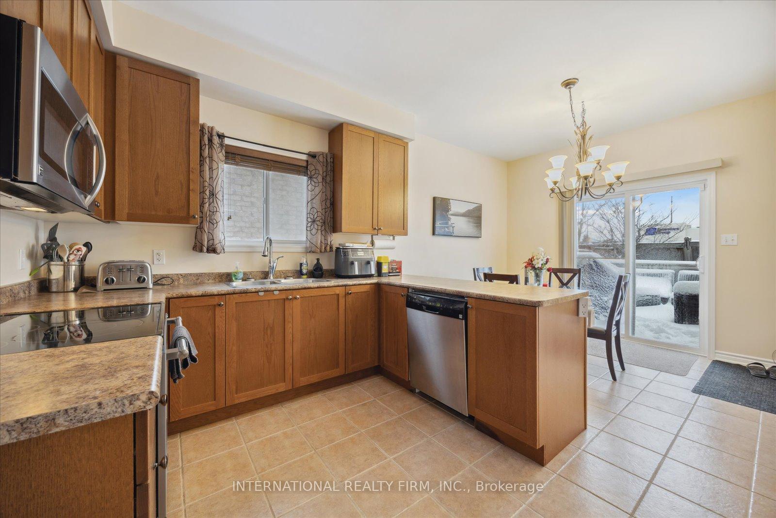 Photo 6 of 1306 Macinally Court, Oshawa, Pinecrest — HOMEH
