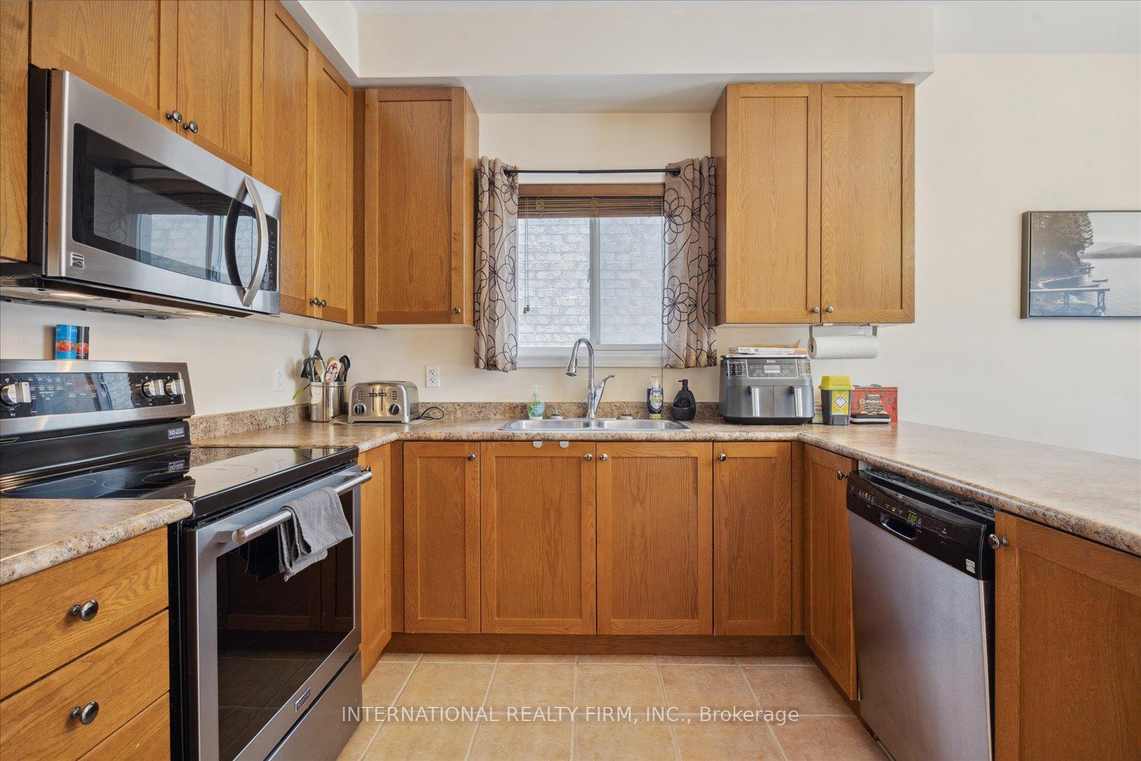 Photo 8 of 1306 Macinally Court, Oshawa, Pinecrest — HOMEH