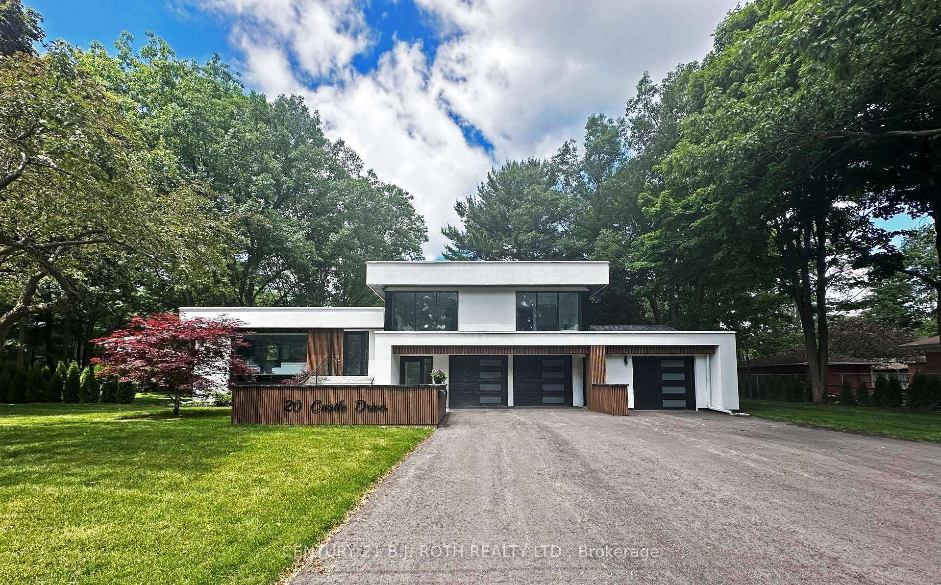 Photo 2 of 20 Castle Drive, Barrie, Sunnidale — HOMEH