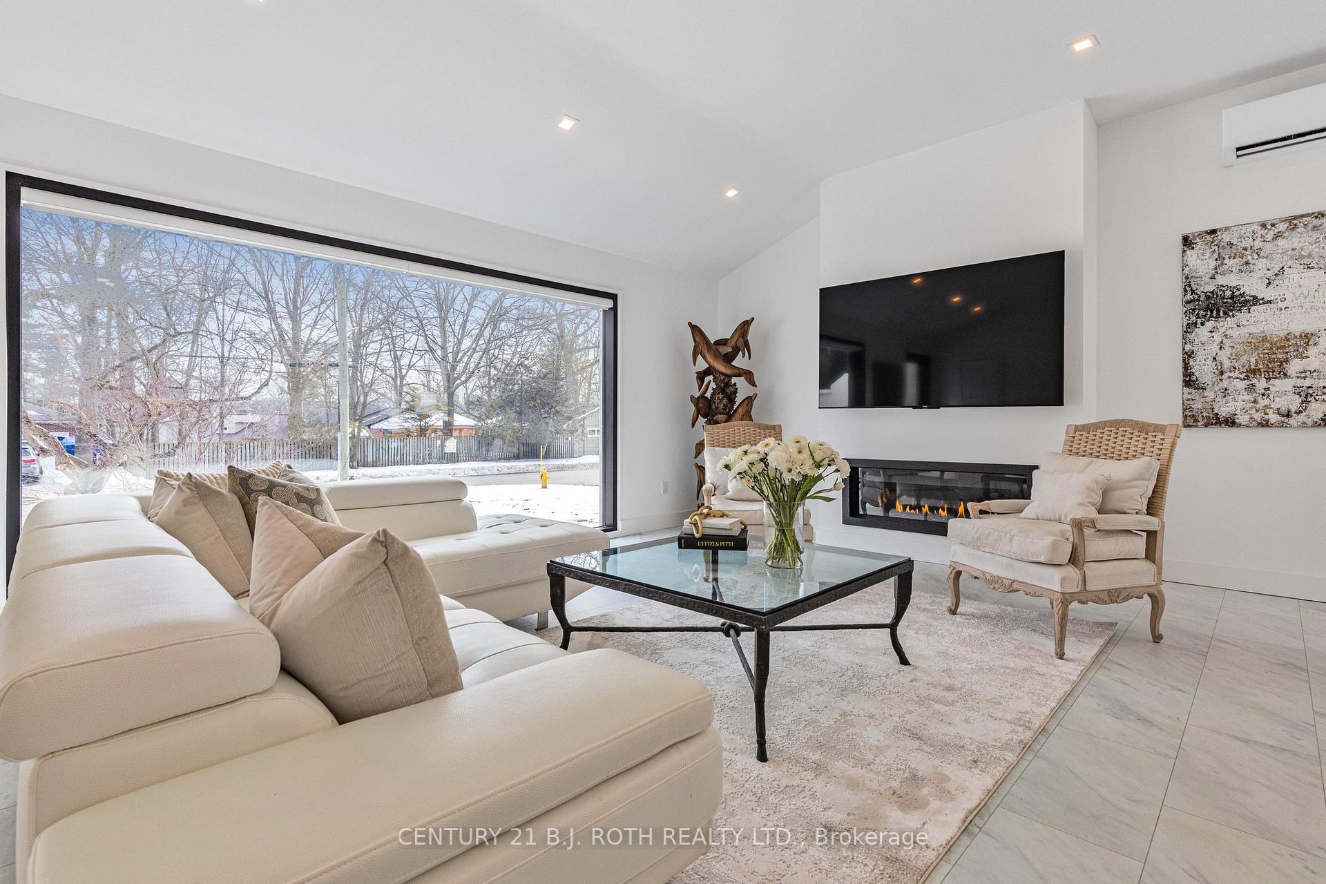 Photo 3 of 20 Castle Drive, Barrie, Sunnidale — HOMEH