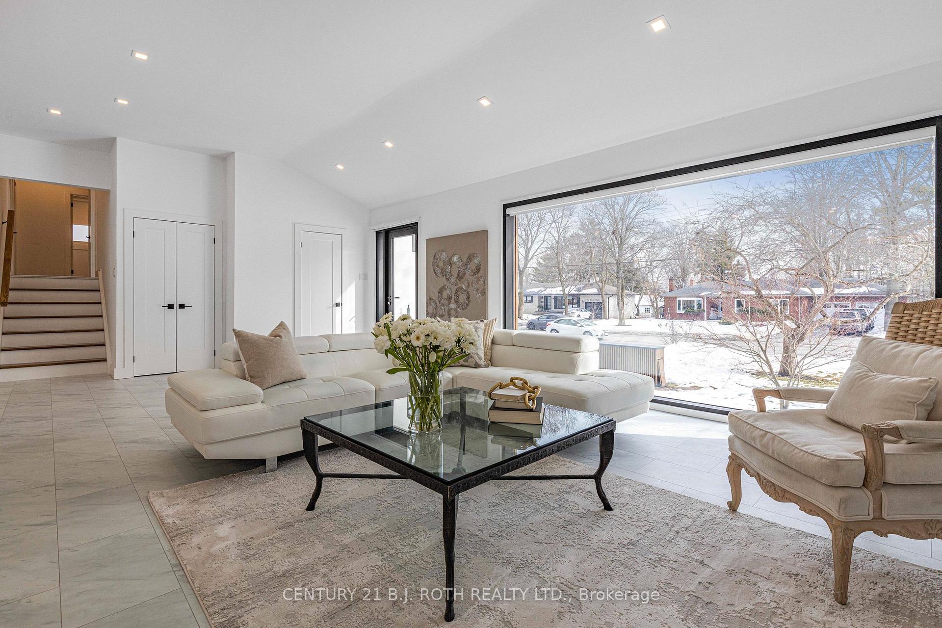 Photo 4 of 20 Castle Drive, Barrie, Sunnidale — HOMEH