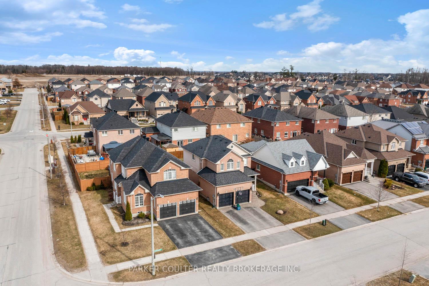 Photo 2 of 181 Sovereign's Gate, Barrie, Innis-Shore — HOMEH