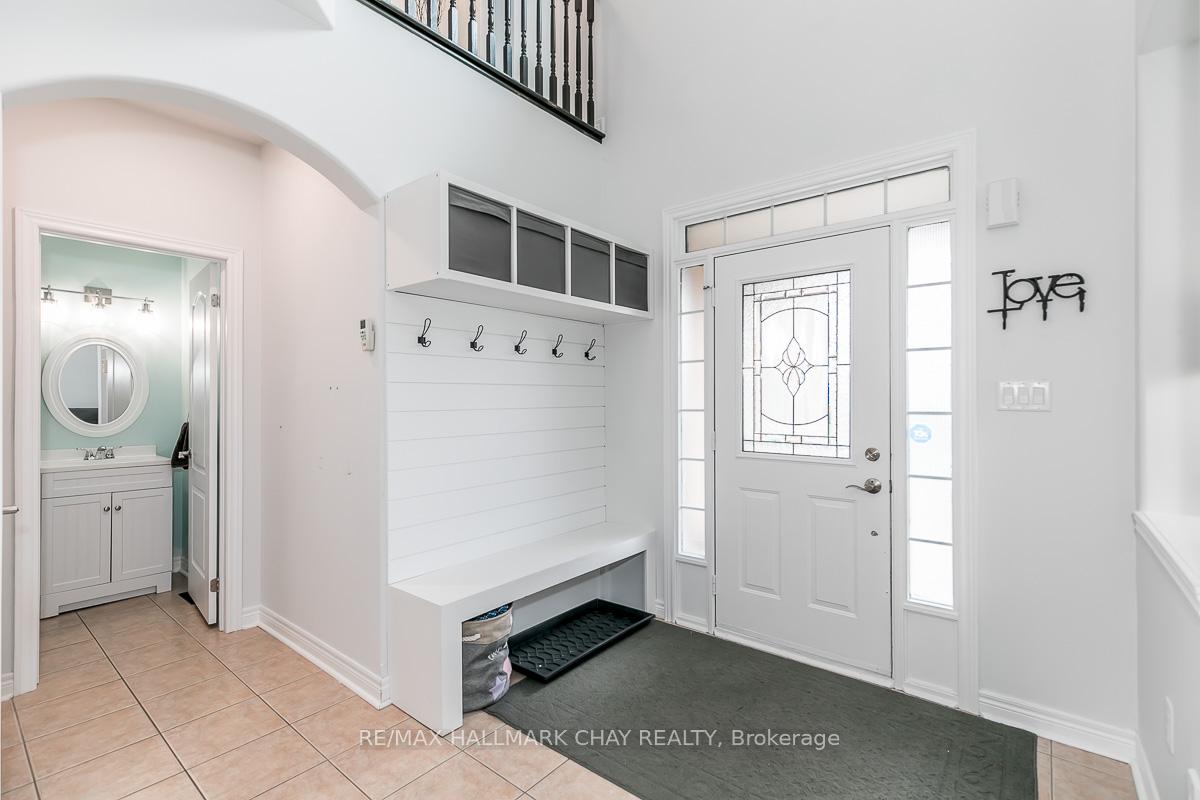 Photo 4 of 6 Strathmore Place, Barrie, Innis-Shore — HOMEH