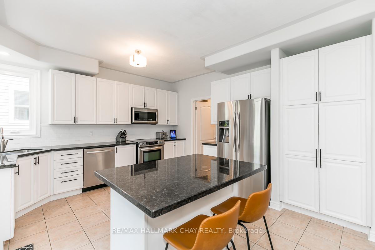 Photo 8 of 6 Strathmore Place, Barrie, Innis-Shore — HOMEH