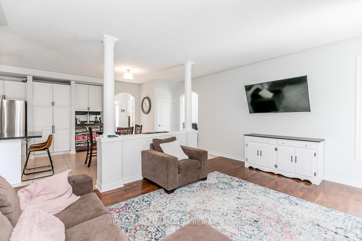 Photo 11 of 6 Strathmore Place, Barrie, Innis-Shore — HOMEH