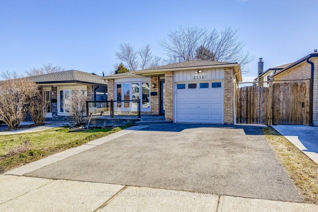 Photo 2 of 2352 Malcolm Crescent, Burlington, Brant Hills — HOMEH