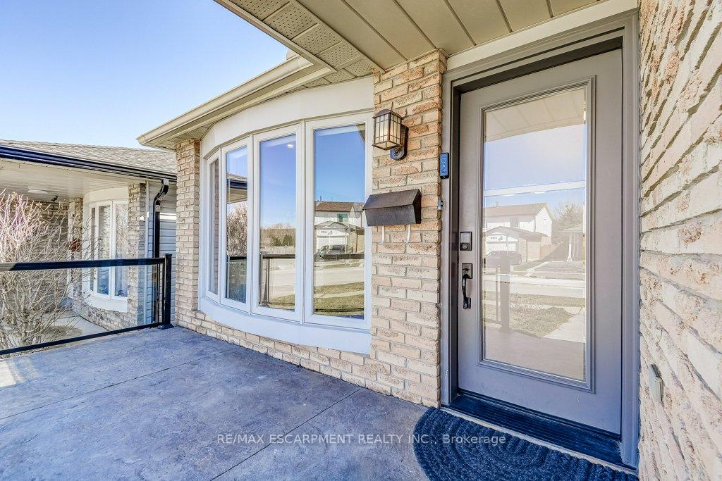 Photo 3 of 2352 Malcolm Crescent, Burlington, Brant Hills — HOMEH