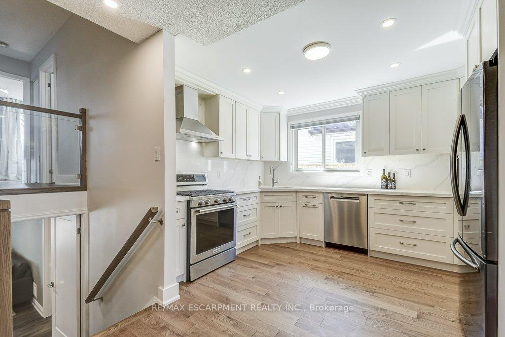 Photo 8 of 2352 Malcolm Crescent, Burlington, Brant Hills — HOMEH