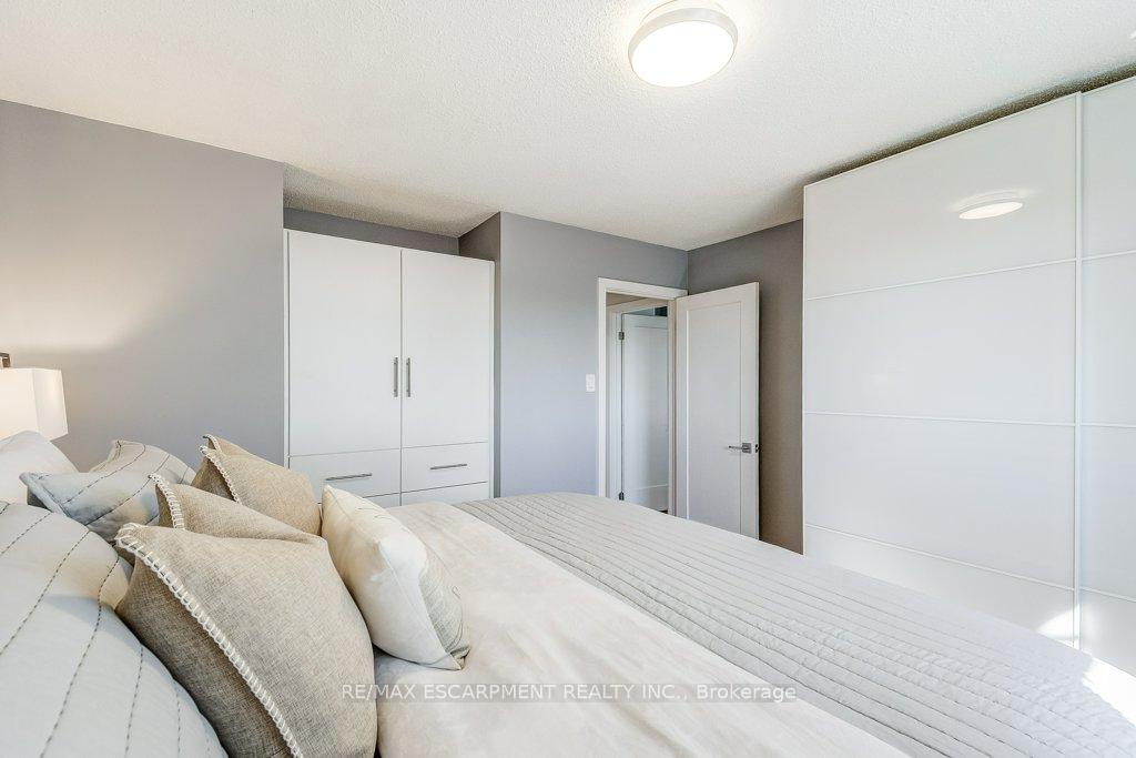 Photo 12 of 2352 Malcolm Crescent, Burlington, Brant Hills — HOMEH