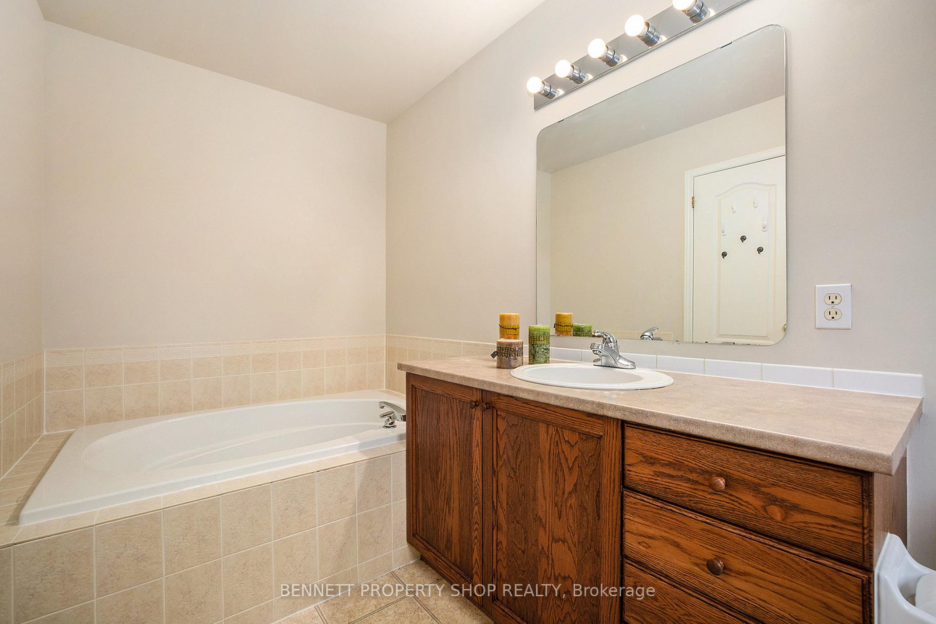 Photo 10 of 60 Sunvale Way, Ottawa, Barrhaven East — HOMEH