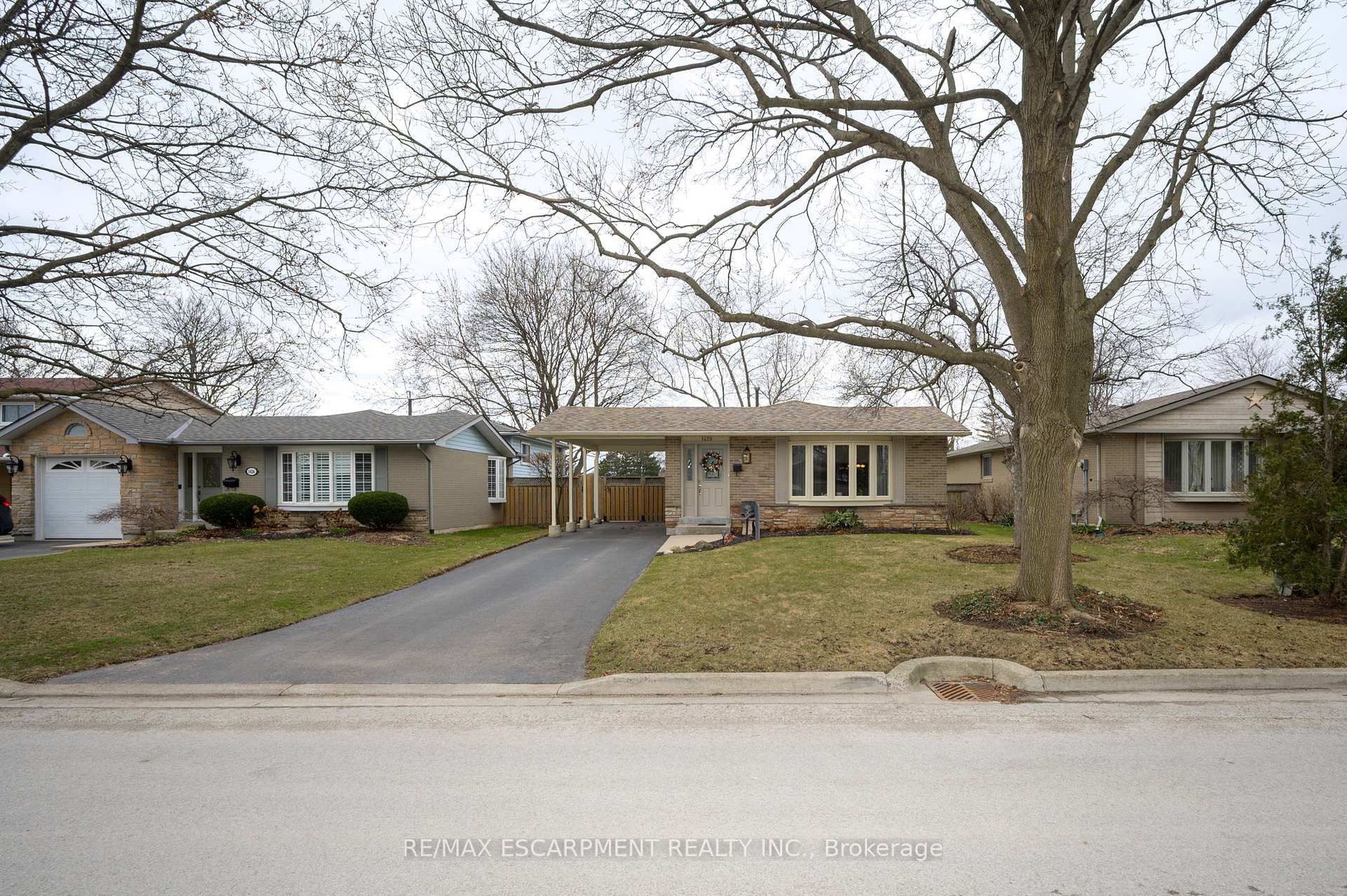 Photo 2 of 1428 Dewbourne Crescent, Burlington, Palmer — HOMEH