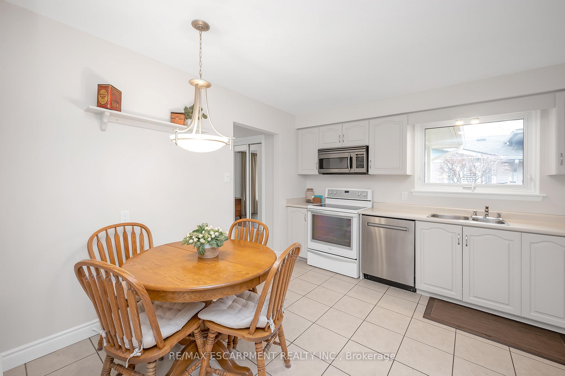 Photo 9 of 1428 Dewbourne Crescent, Burlington, Palmer — HOMEH