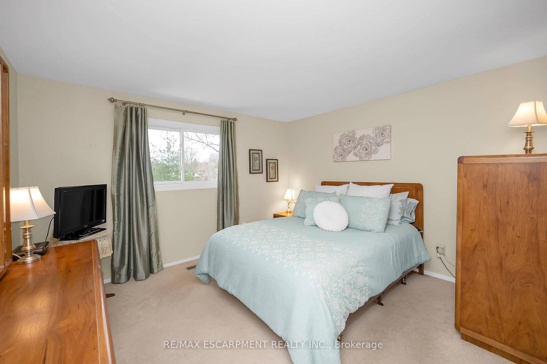 Photo 10 of 1428 Dewbourne Crescent, Burlington, Palmer — HOMEH