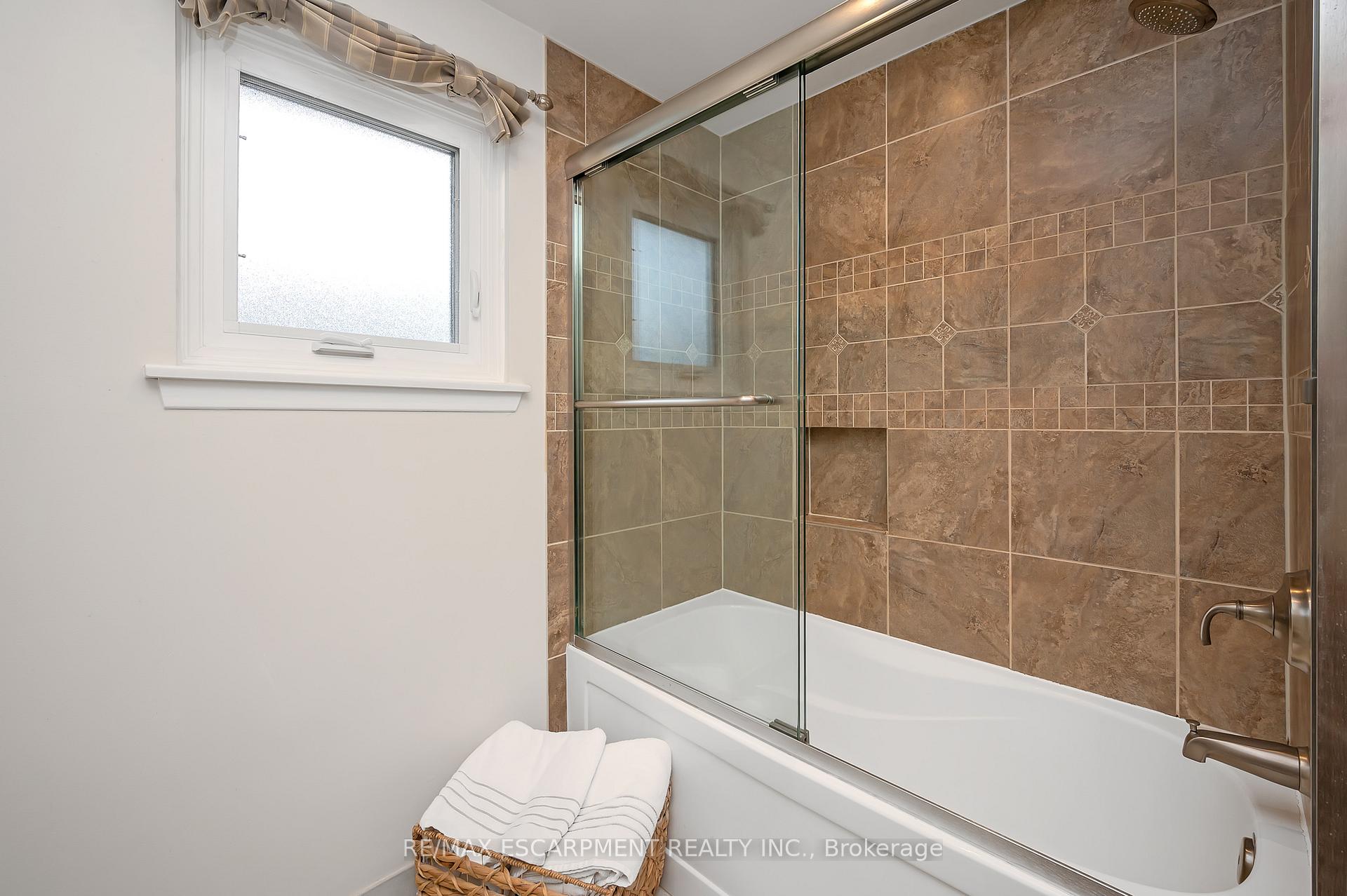 Photo 13 of 1428 Dewbourne Crescent, Burlington, Palmer — HOMEH