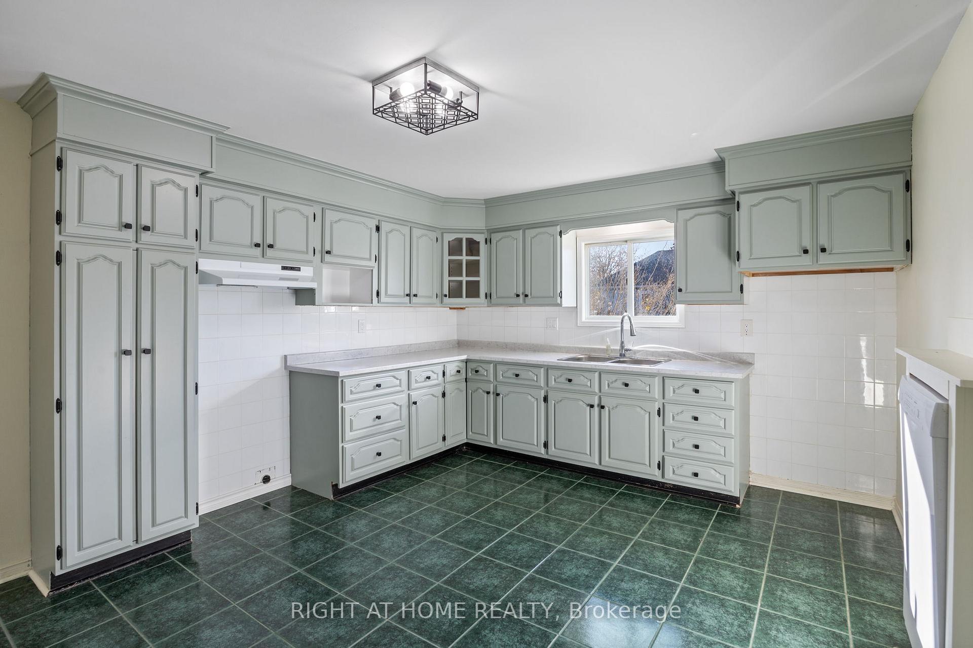 Photo 4 of 292 Pacific Avenue, Oshawa, Vanier — HOMEH