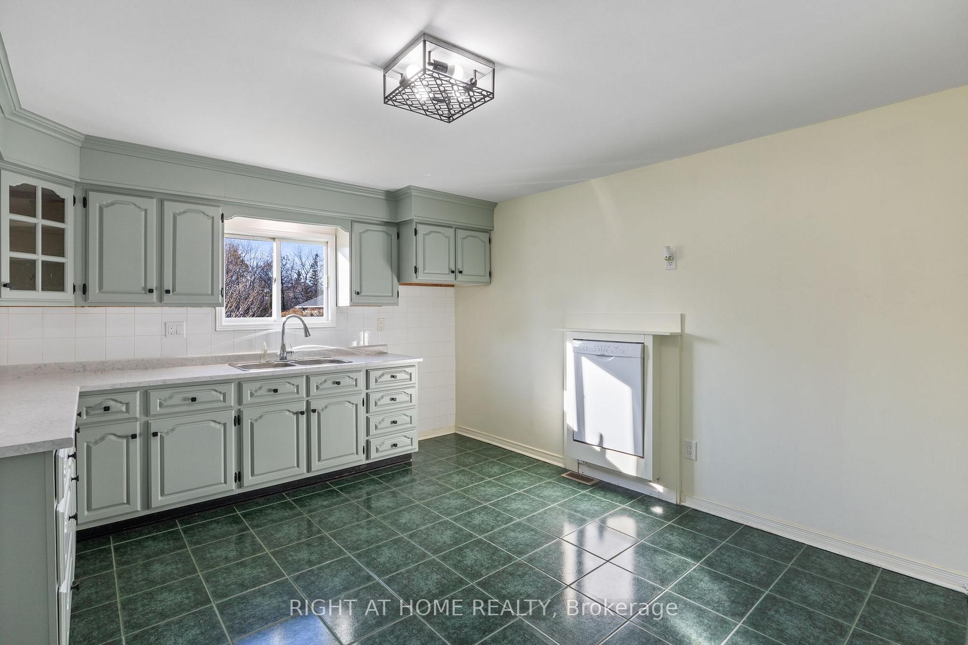 Photo 5 of 292 Pacific Avenue, Oshawa, Vanier — HOMEH