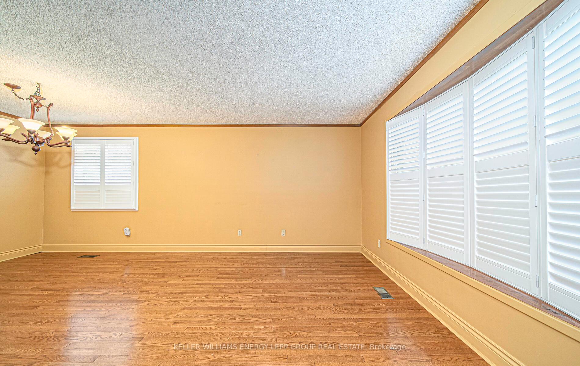 Photo 6 of 595 Foxrun Court, Oshawa, Pinecrest — HOMEH
