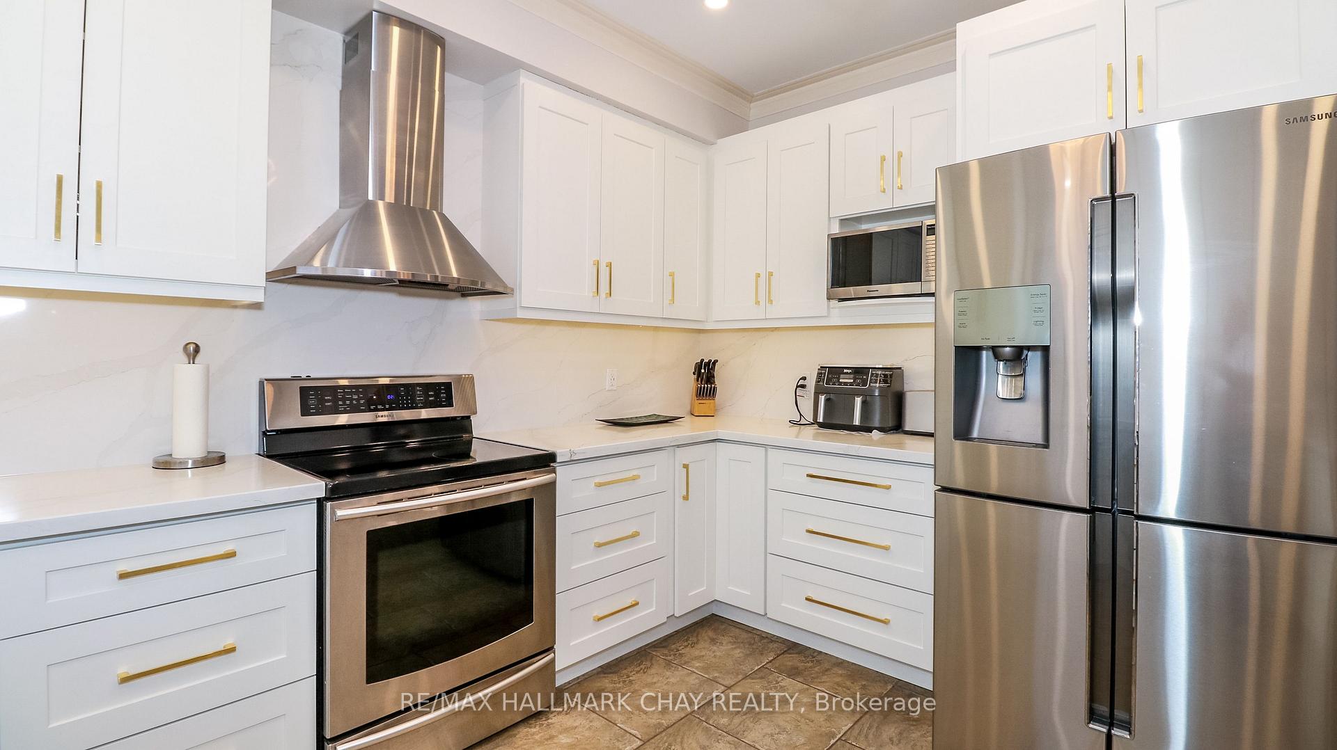 Photo 12 of 33 Pinecliff Crescent, Barrie, Ardagh — HOMEH