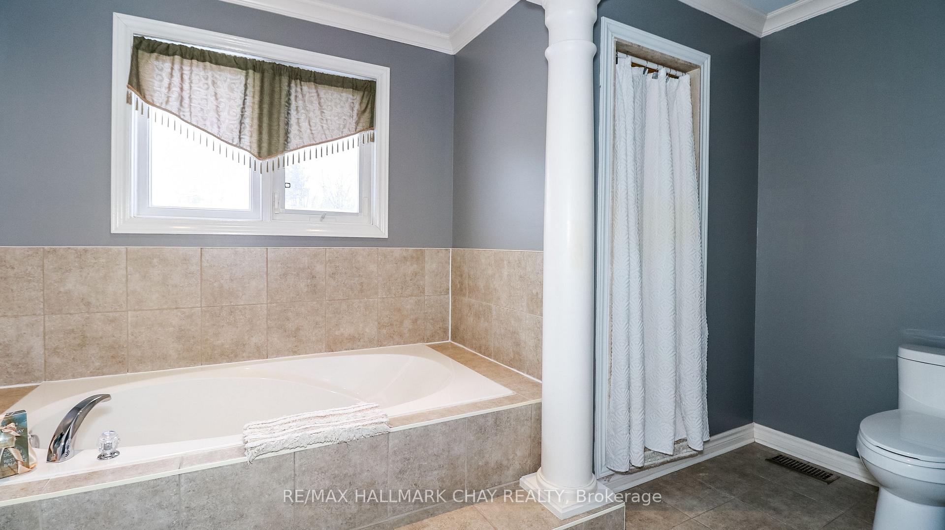 Photo 28 of 33 Pinecliff Crescent, Barrie, Ardagh — HOMEH
