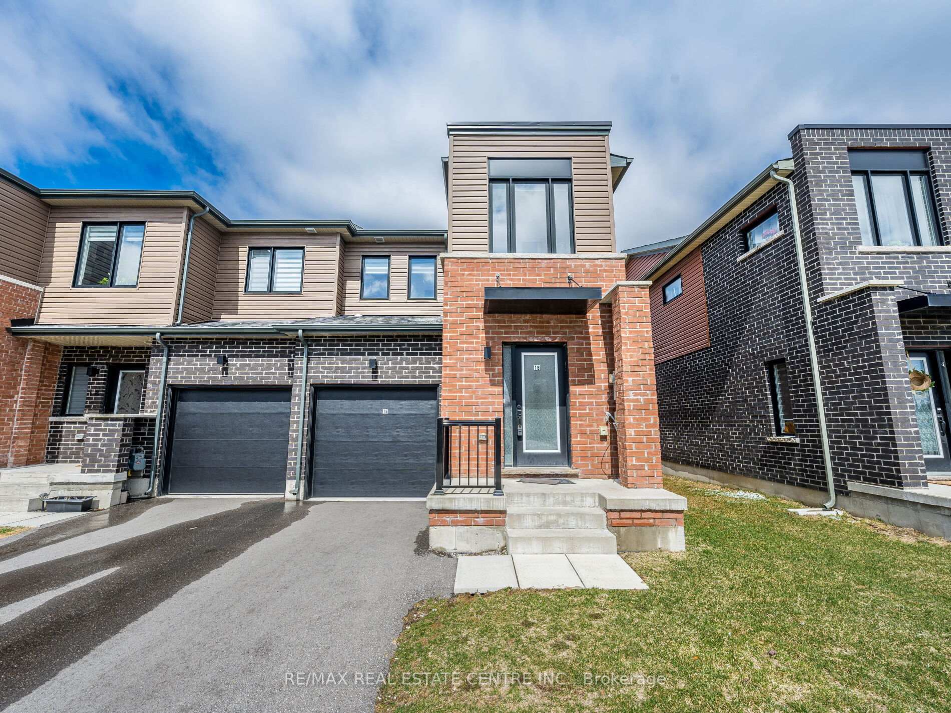 Front of 16 Fairlane Avenue W