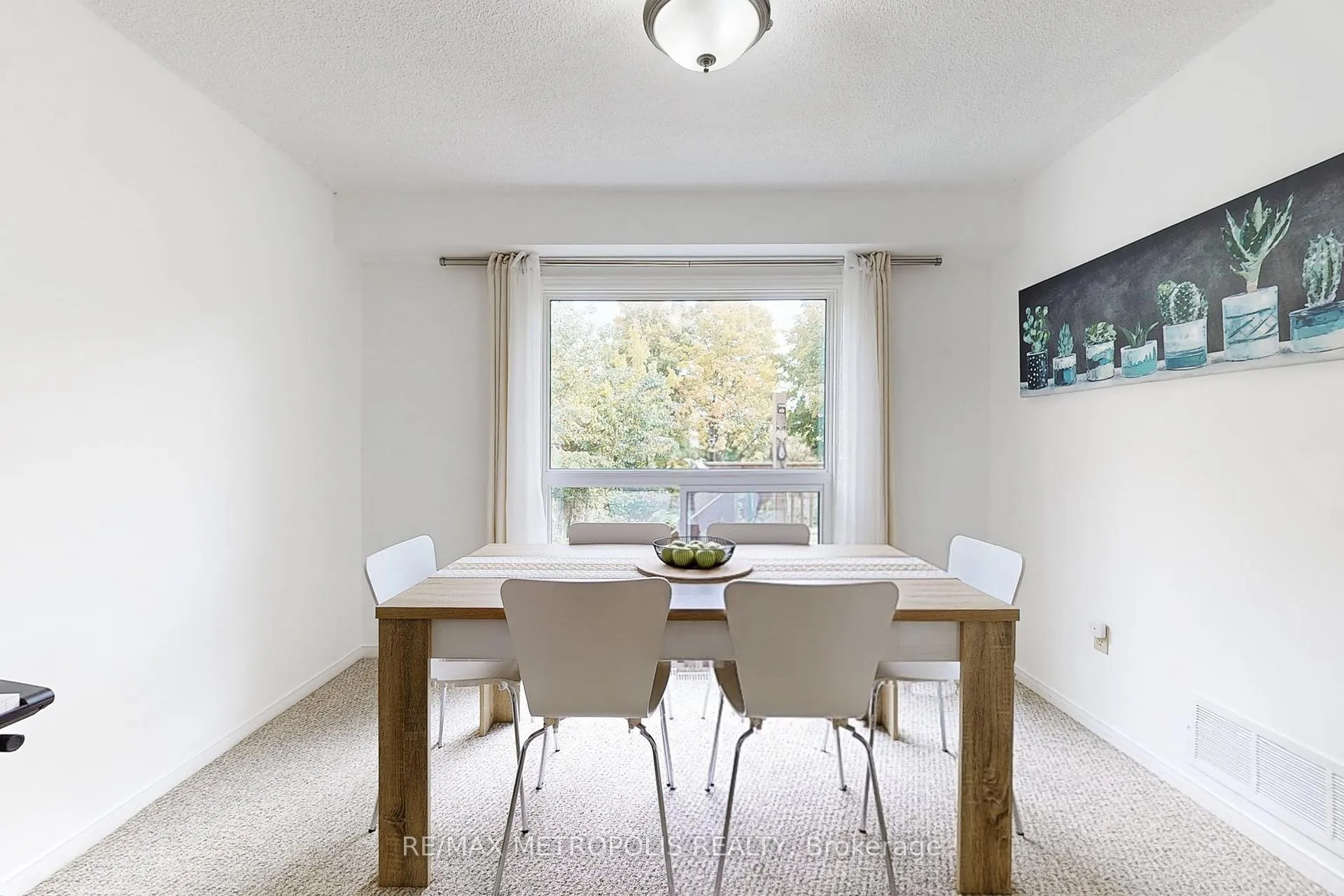 Photo 5 of 55 Garden Drive, Barrie, Allandale Heights — HOMEH