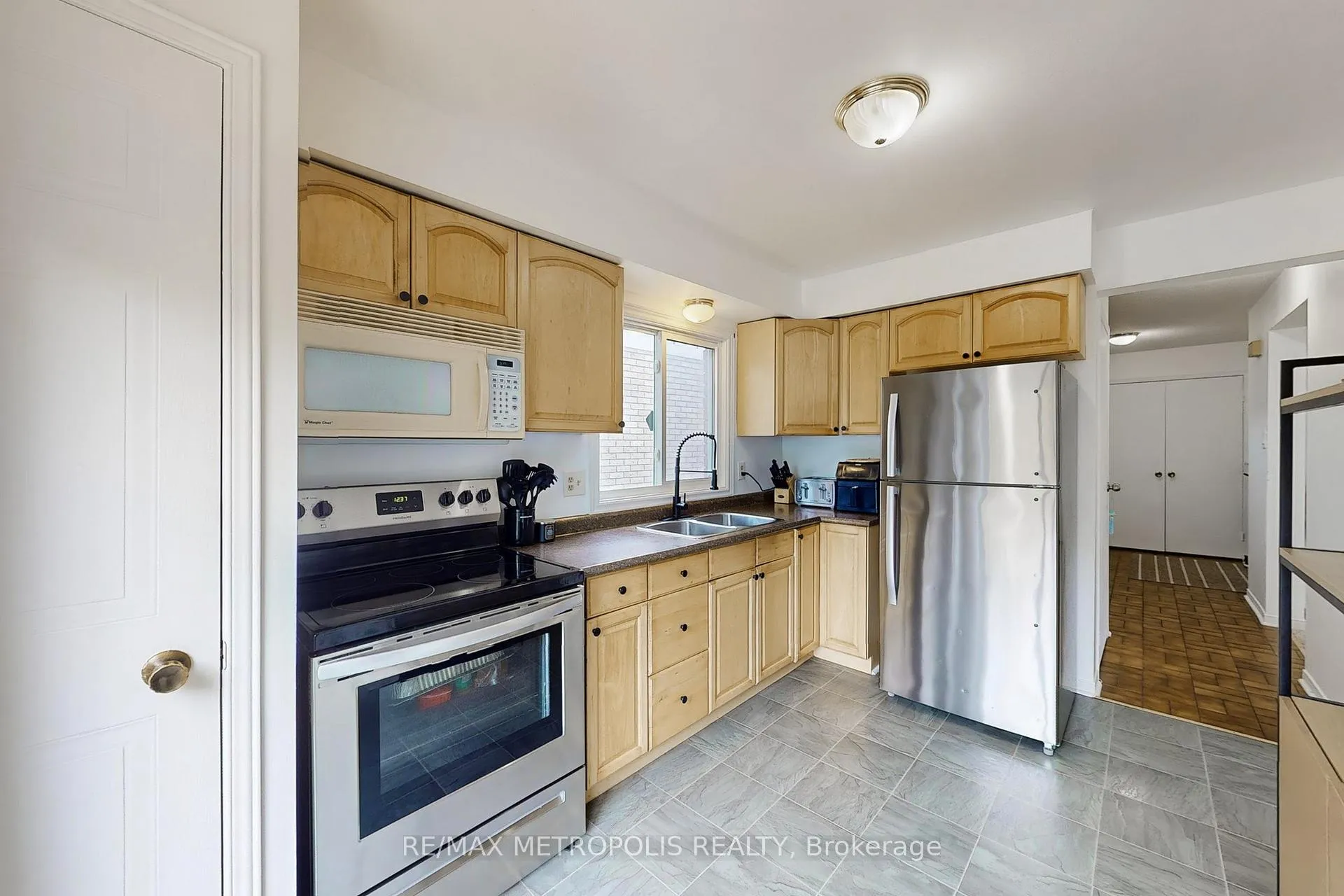 Photo 10 of 55 Garden Drive, Barrie, Allandale Heights — HOMEH