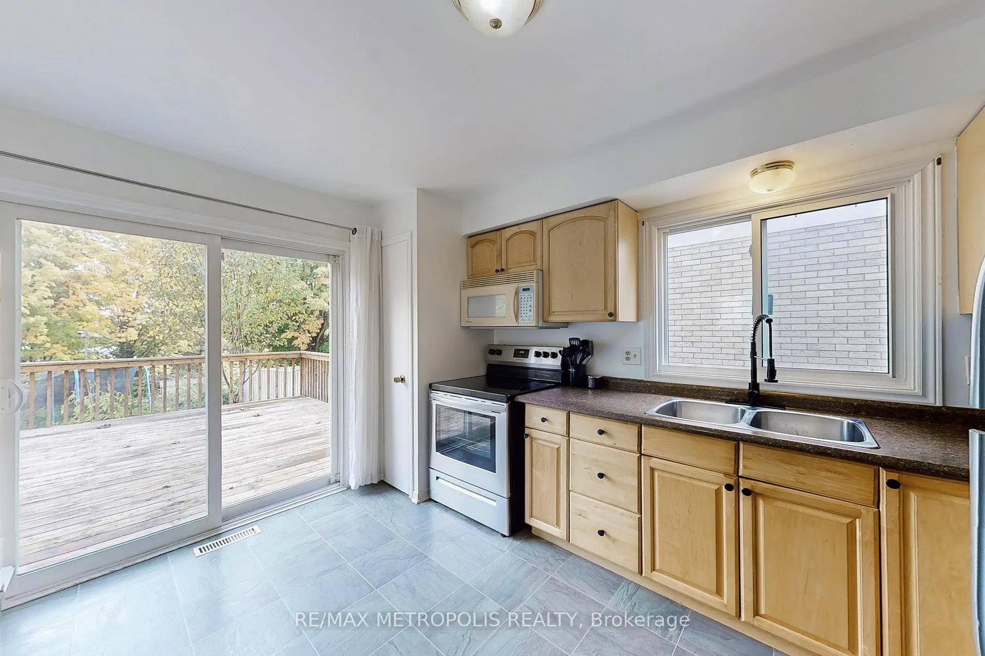 Photo 18 of 55 Garden Drive, Barrie, Allandale Heights — HOMEH