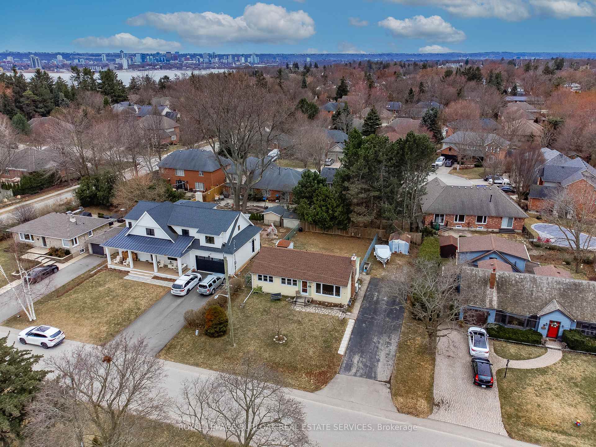 Photo 2 of 948 Easterbrook Avenue, Burlington, Bayview — HOMEH