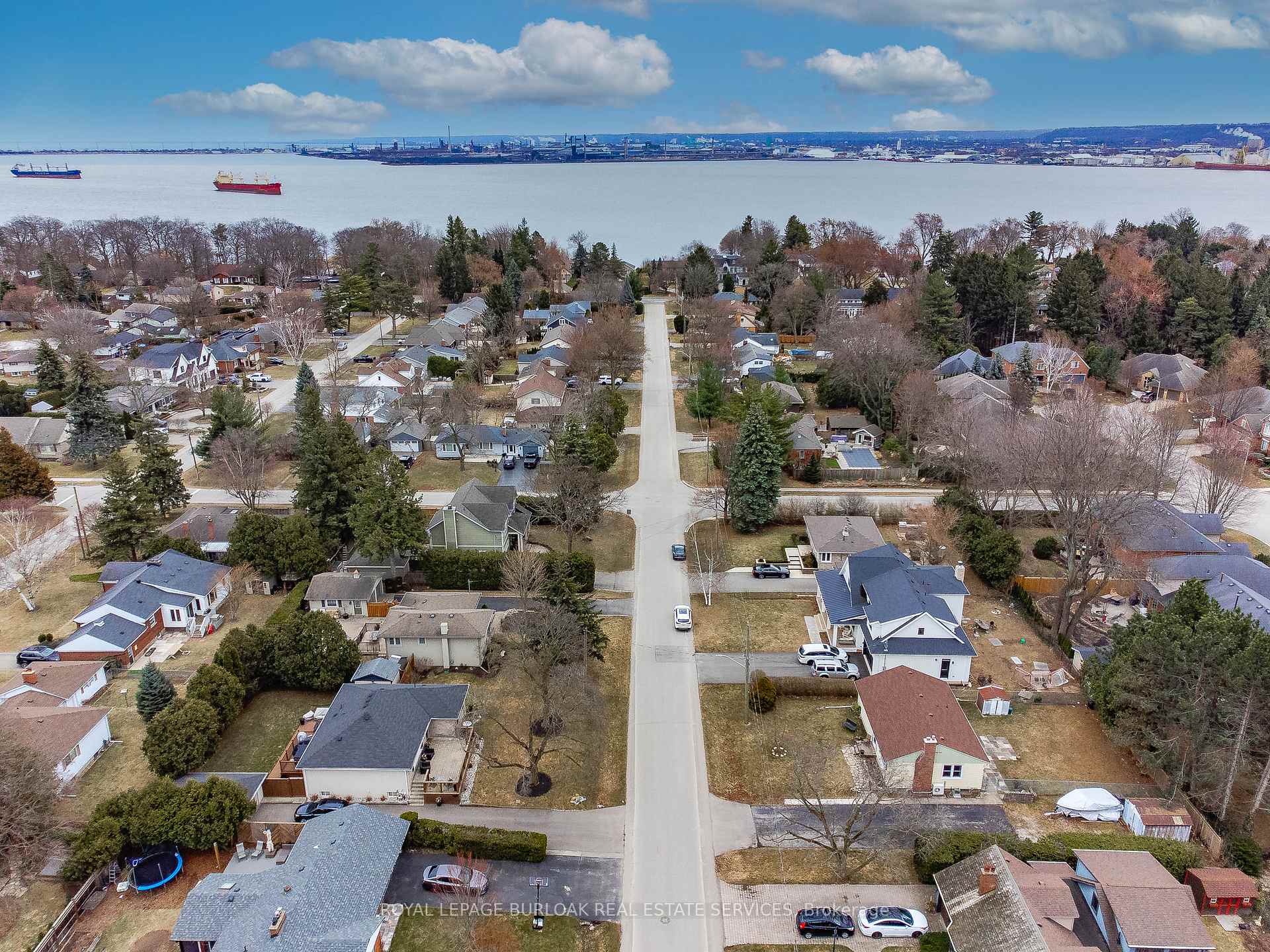 Photo 3 of 948 Easterbrook Avenue, Burlington, Bayview — HOMEH